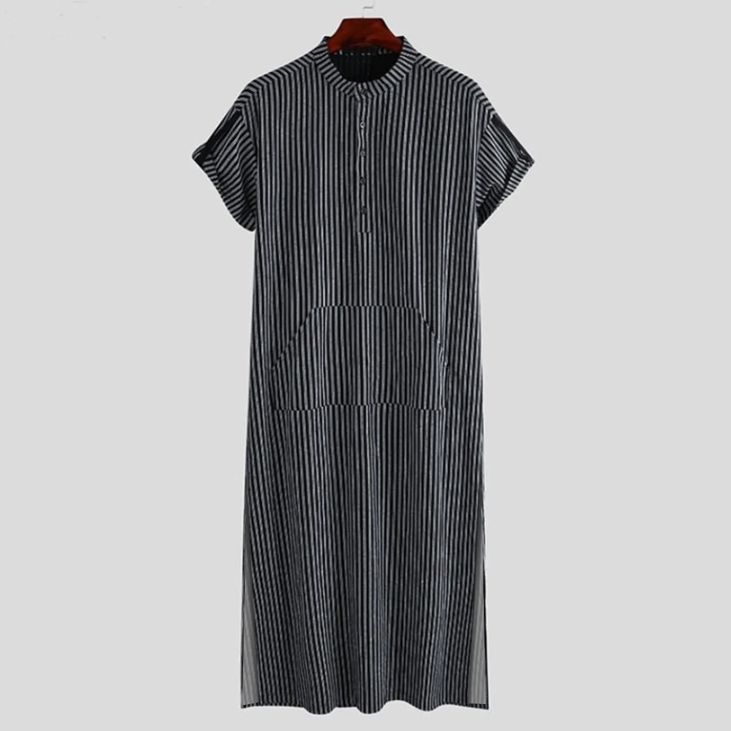 **Title:**  
Men's Striped Jubba Thobe Kaftan - Short Sleeve Summer Robe
**Description:**  
Embrace effortless style with this men's striped jubba thobe kaftan. Featuring a short sleeve design, this solid summer robe blends