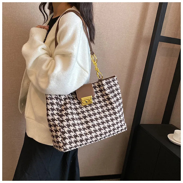 **Title:**  
Large Houndstooth Tote Bag