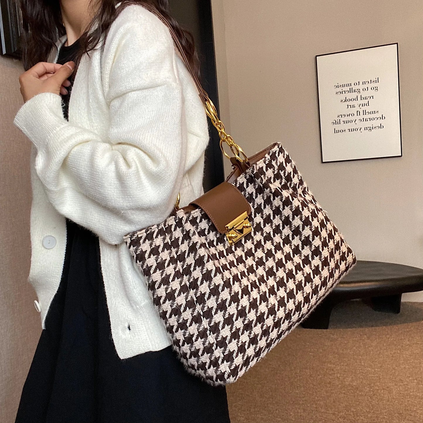 **Title:**  
Large Houndstooth Tote Bag