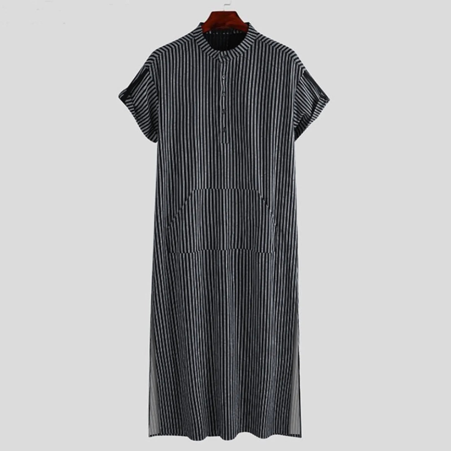 **Title:**  
Men's Striped Jubba Thobe Kaftan - Short Sleeve Summer Robe

**Description:**  
Embrace effortless style with this men's striped jubba thobe kaftan. Featuring a short sleeve design, this solid summer robe blends